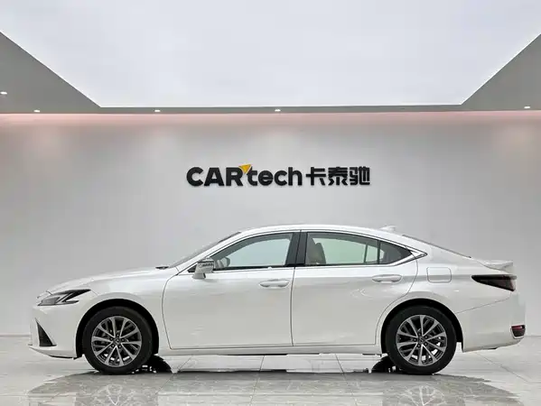 Lexus ES 2025