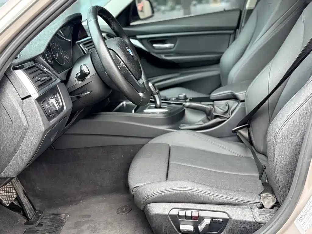 BMW 3 Series 2018 — фото 14