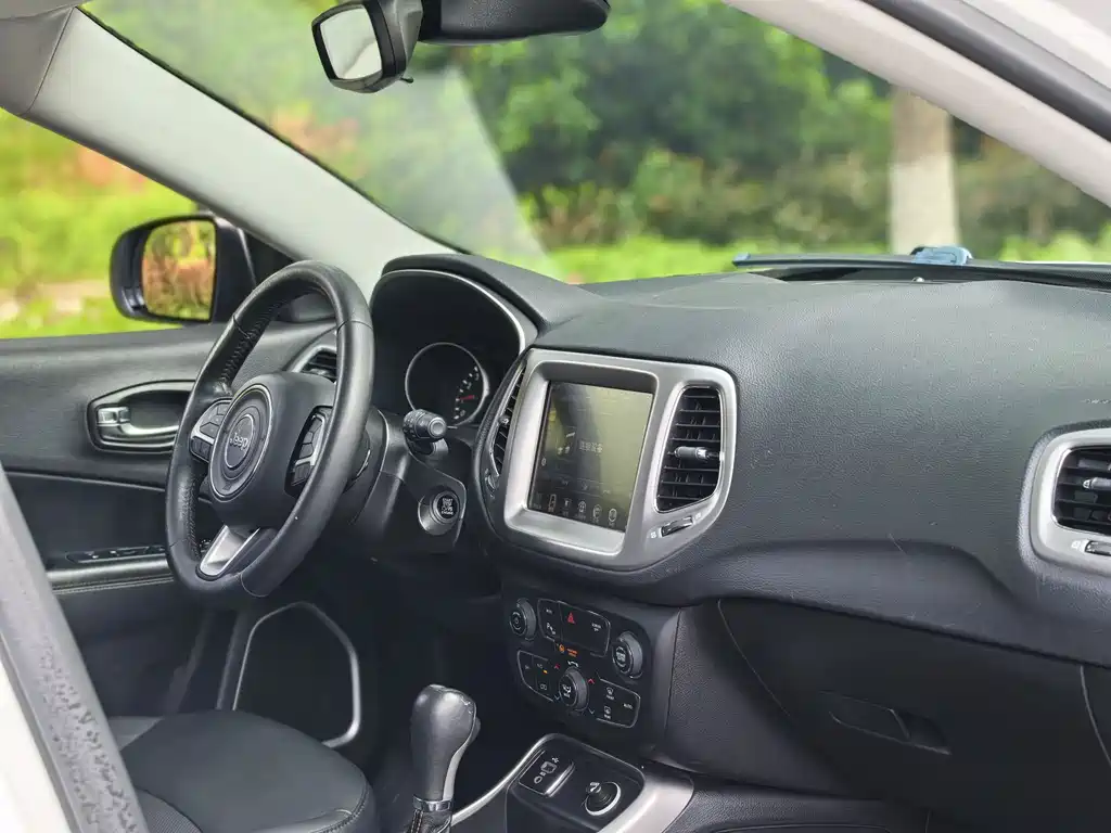 Jeep Compass 2018 — фото 26
