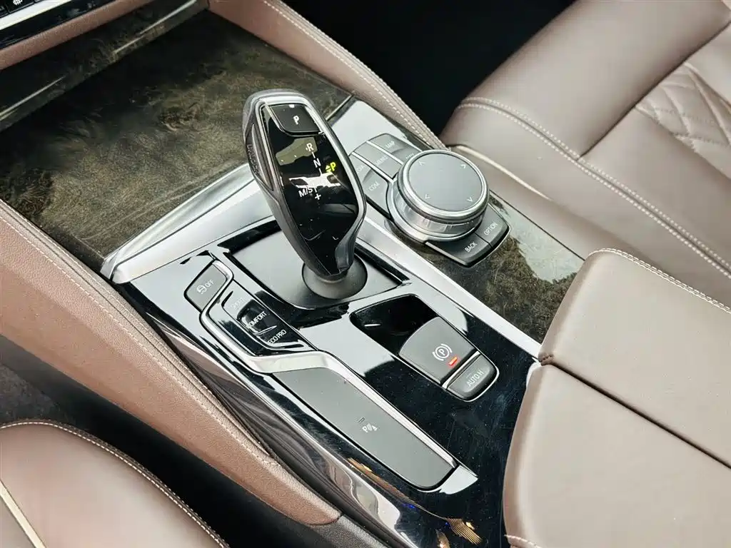 BMW 5 Series 2018 — фото 18