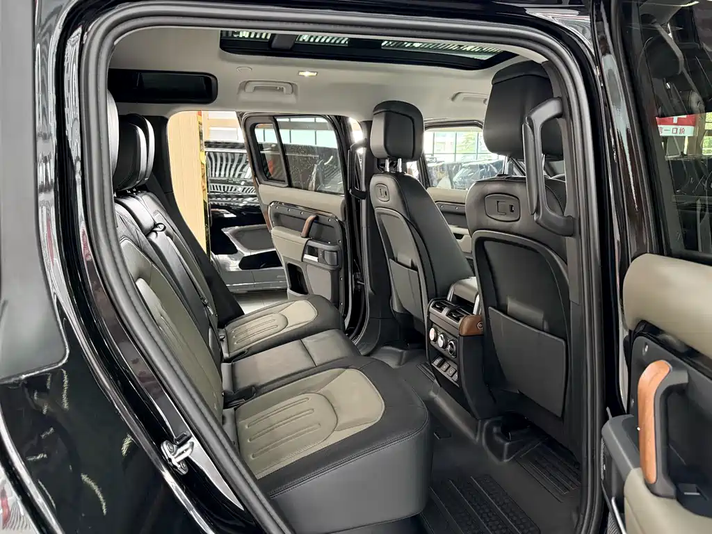 Land Rover Defender 2021 — фото 13