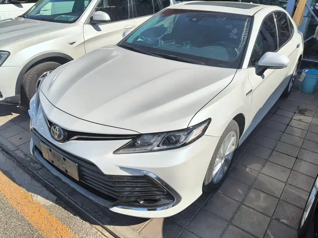 Toyota Camry 2023 — фото 1