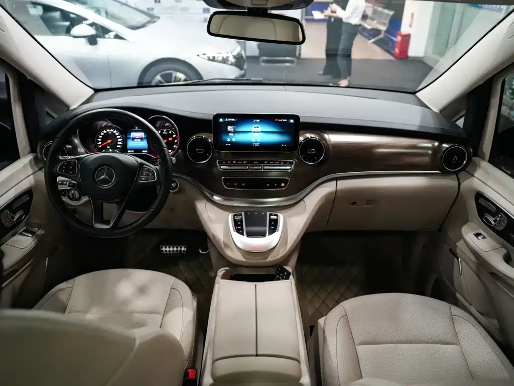 Mercedes-Benz V-Class 2021 — фото 18