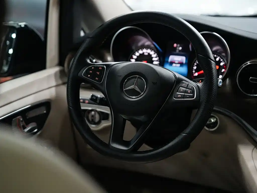 Mercedes-Benz V-Class 2021 — фото 15