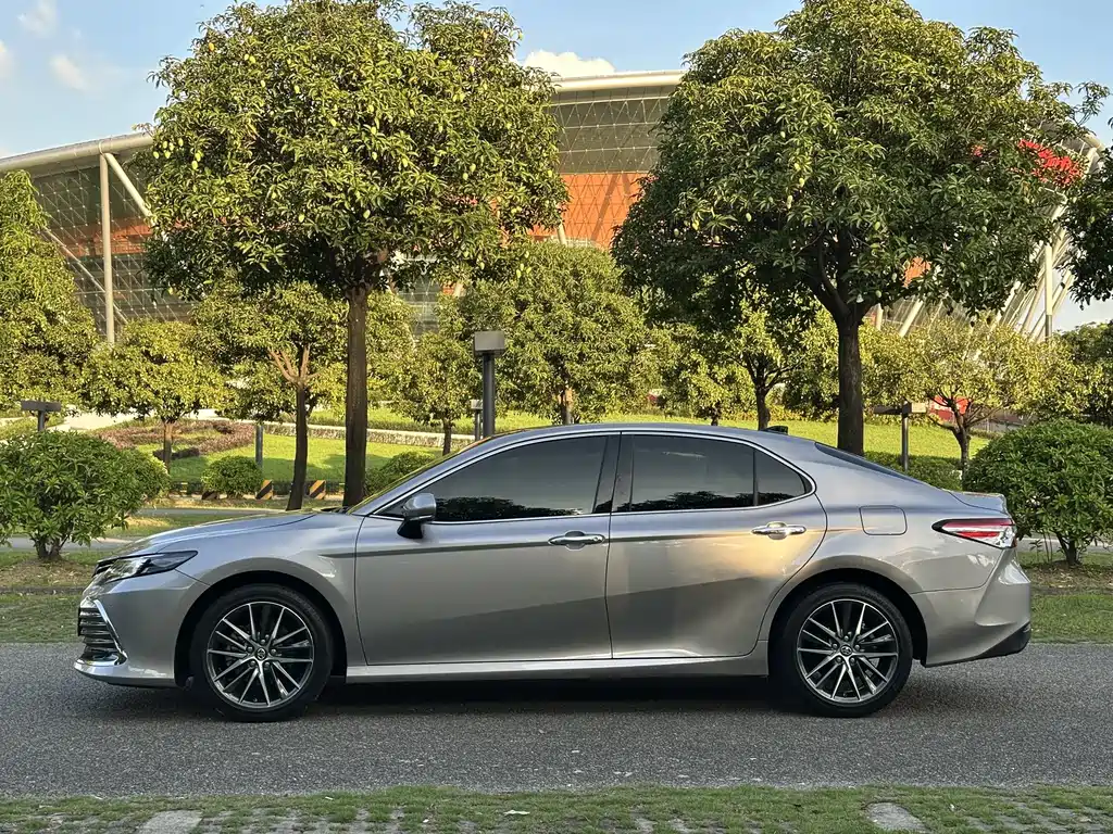 Toyota Camry 2023 — фото 10