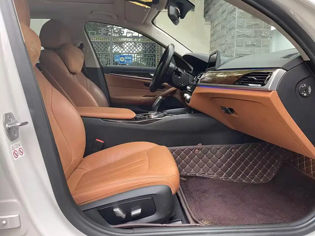 BMW 5 Series 2018 — фото 14