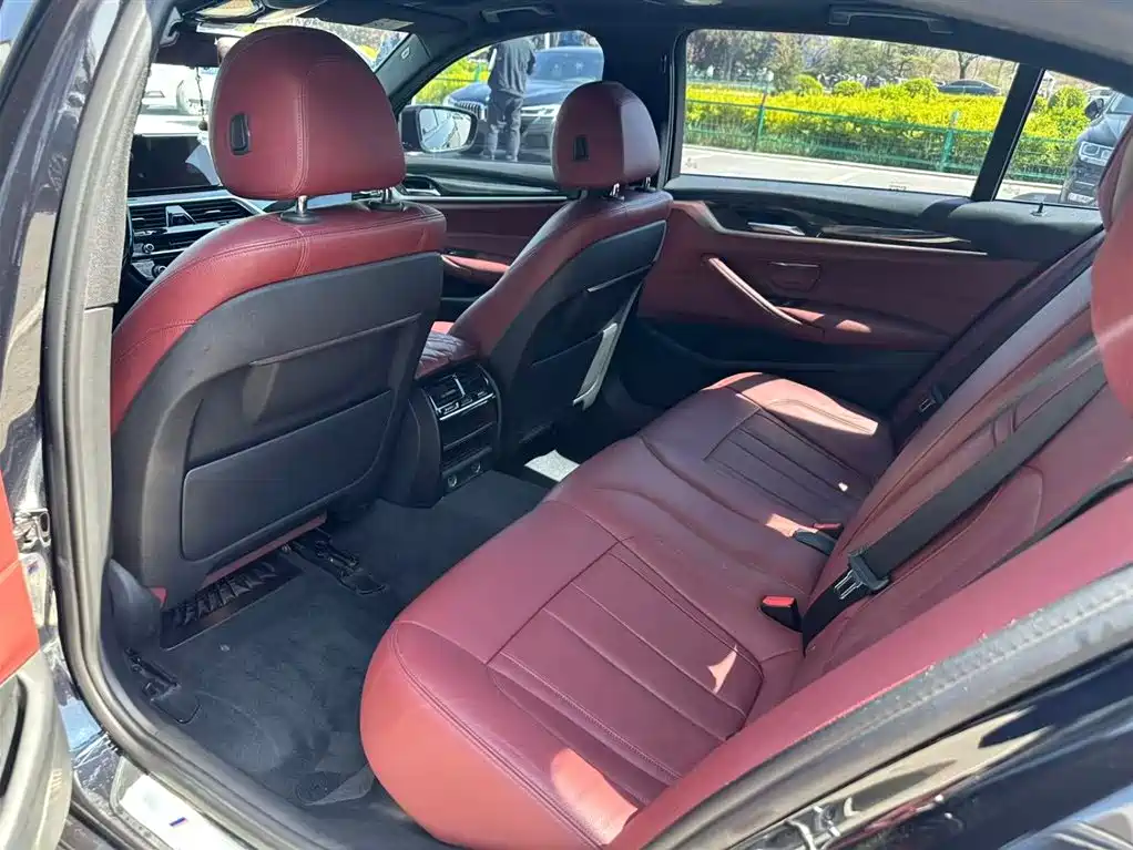 BMW 5 Series 2018 — фото 10