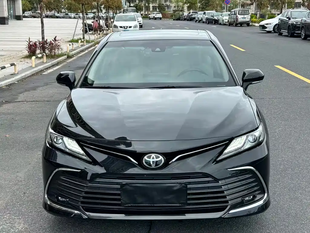 Toyota Camry 2021 — фото 2
