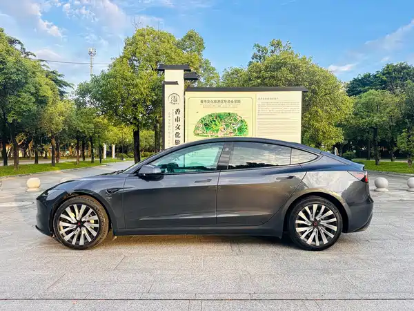 Tesla Model 3 2024