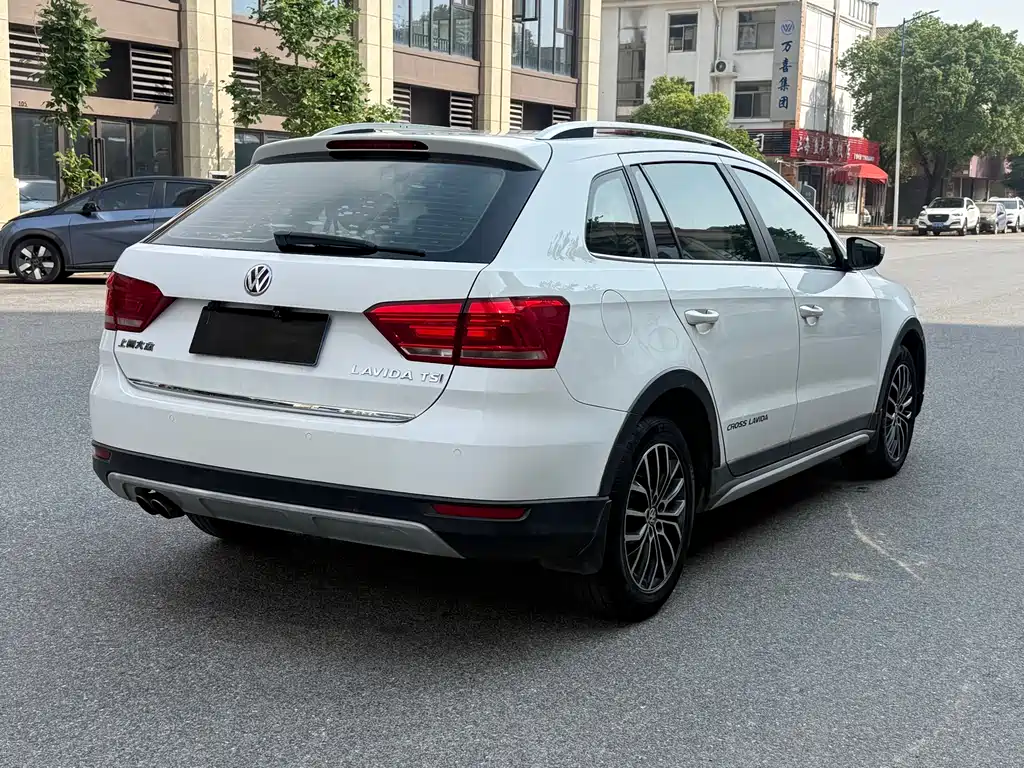 Volkswagen Cross Lavida 2015 — фото 9