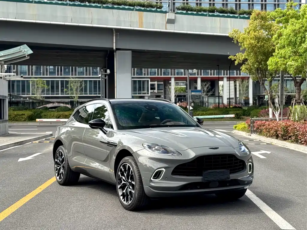 Aston Martin DBX 2023 — фото 2