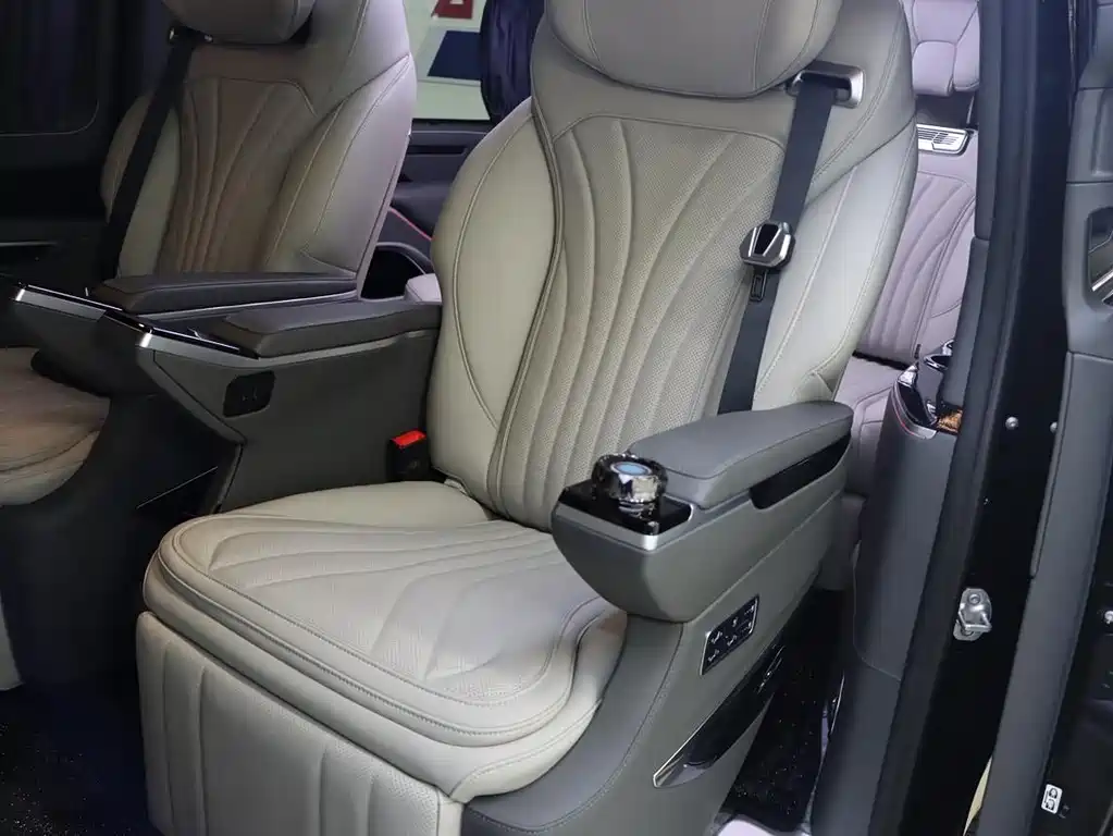 Mercedes-Benz V-Class 2025 — фото 15