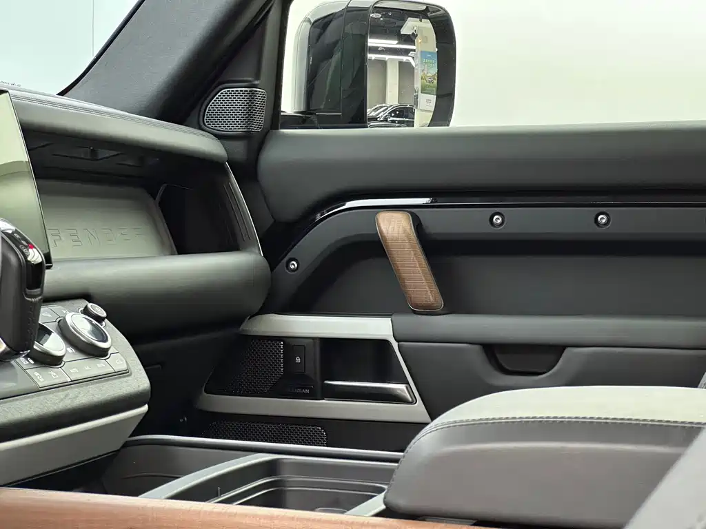 Land Rover Defender 2023 — фото 21