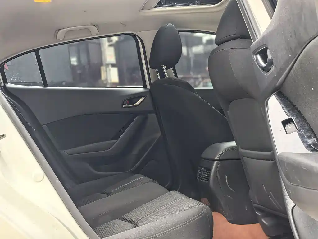 Mazda 3 Axela 2019 — фото 12