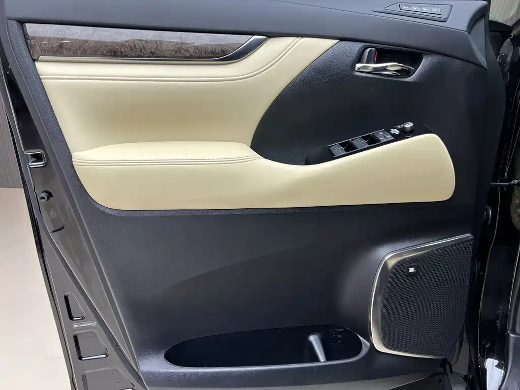 Toyota Alphard 2023 — фото 15