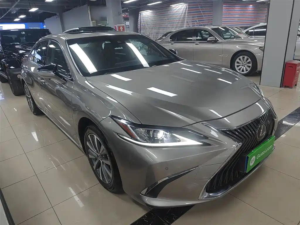 Lexus ES 2018 — фото 22
