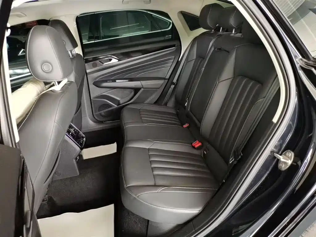 Volkswagen Passat PHEV 2023 — фото 13