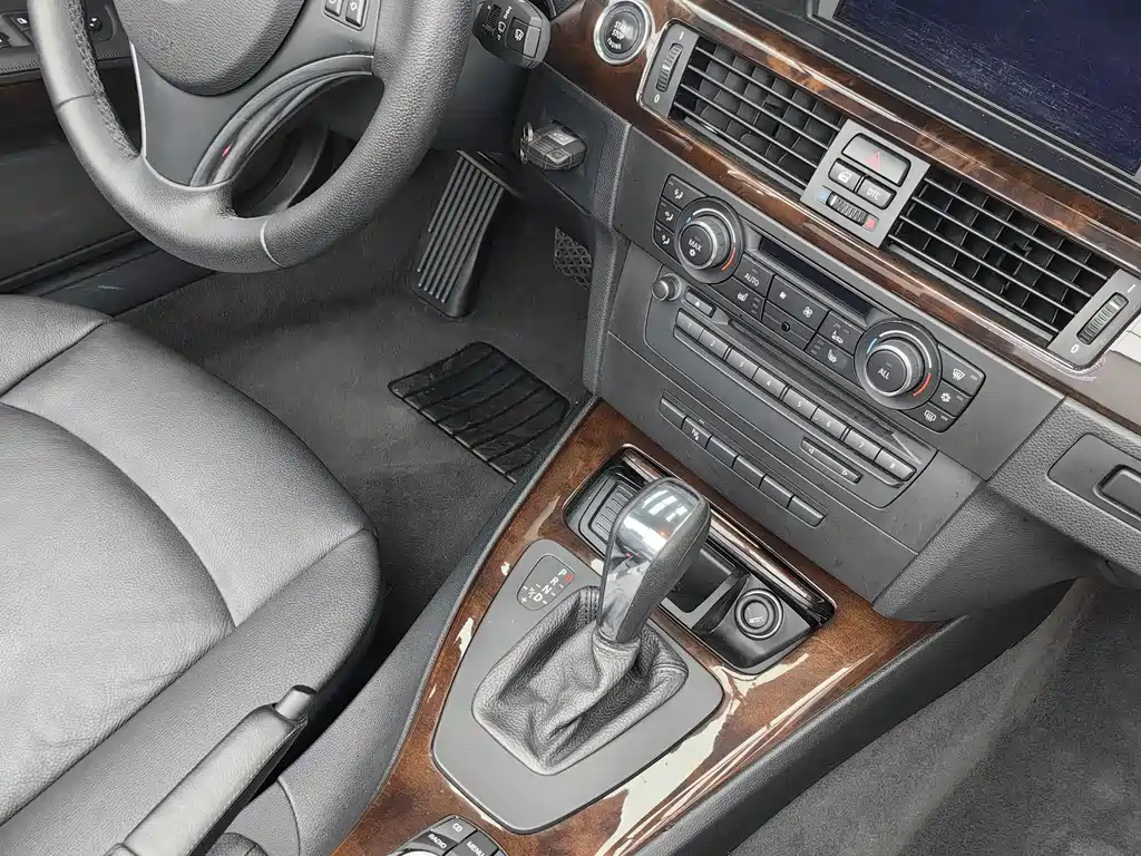 BMW 3 Series 2010 — фото 12