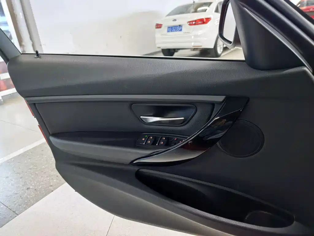 BMW 3 Series 2019 — фото 14