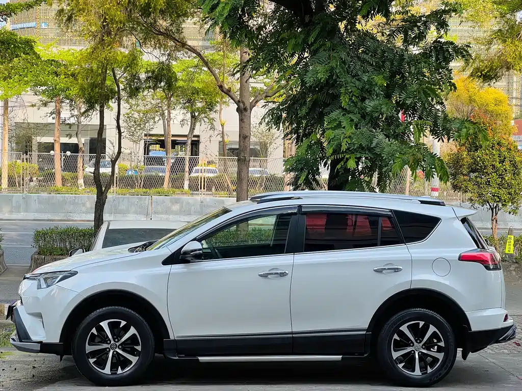 Toyota RAV4 2017 — фото 5