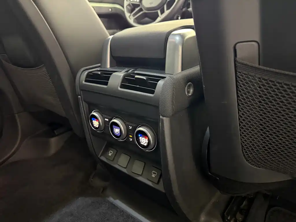 Land Rover Defender 2023 — фото 12