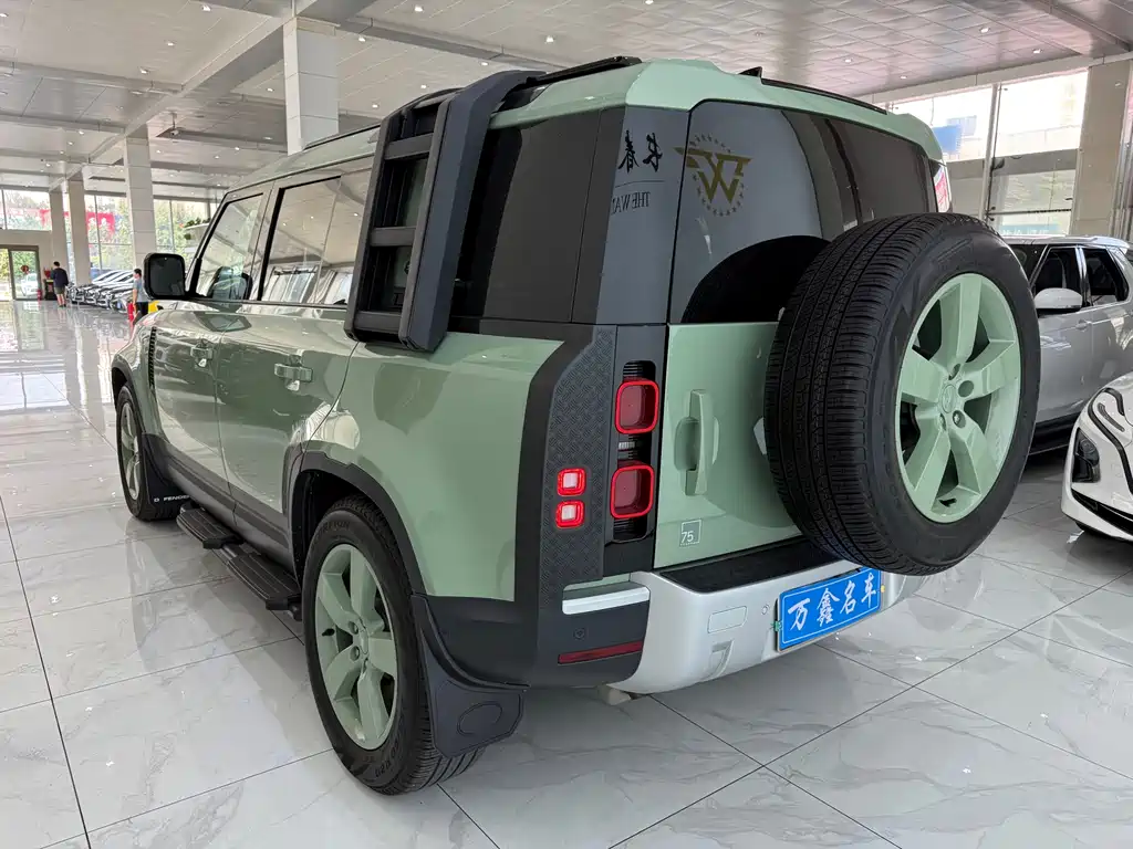 Land Rover Defender 2023 — фото 20