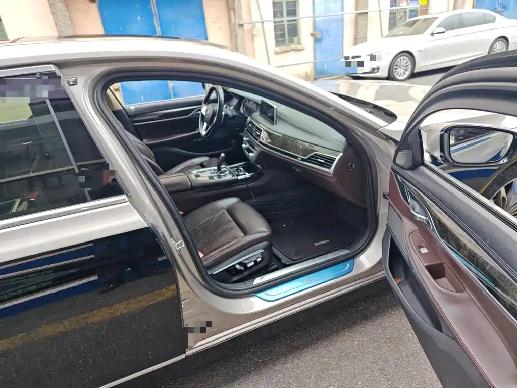 BMW 7 Series 2017 — фото 11