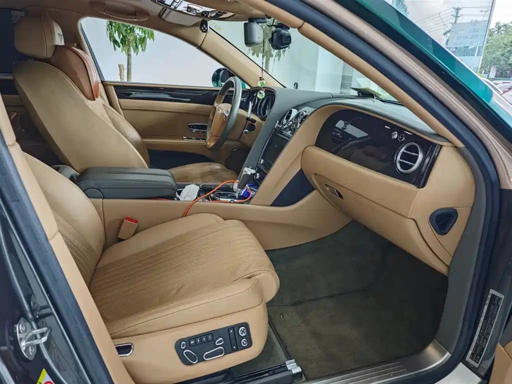 Bentley Flying Spur 2018 — фото 20