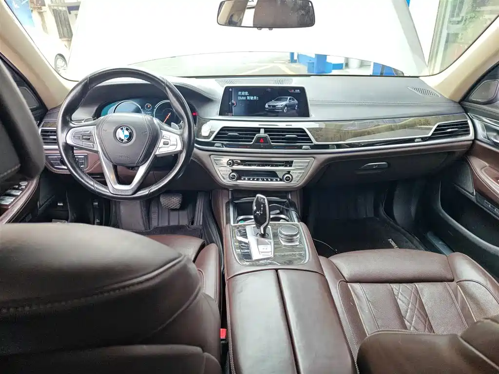BMW 7 Series 2017 — фото 16
