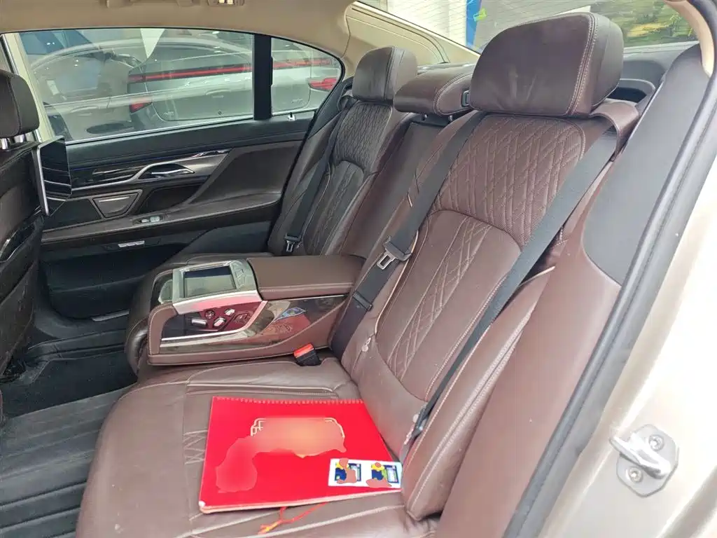 BMW 7 Series 2017 — фото 24
