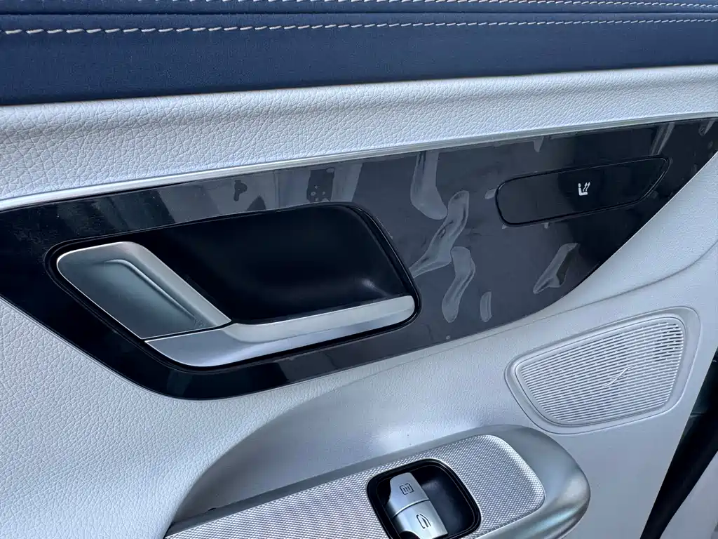 Mercedes-Benz EQE SUV — фото 18