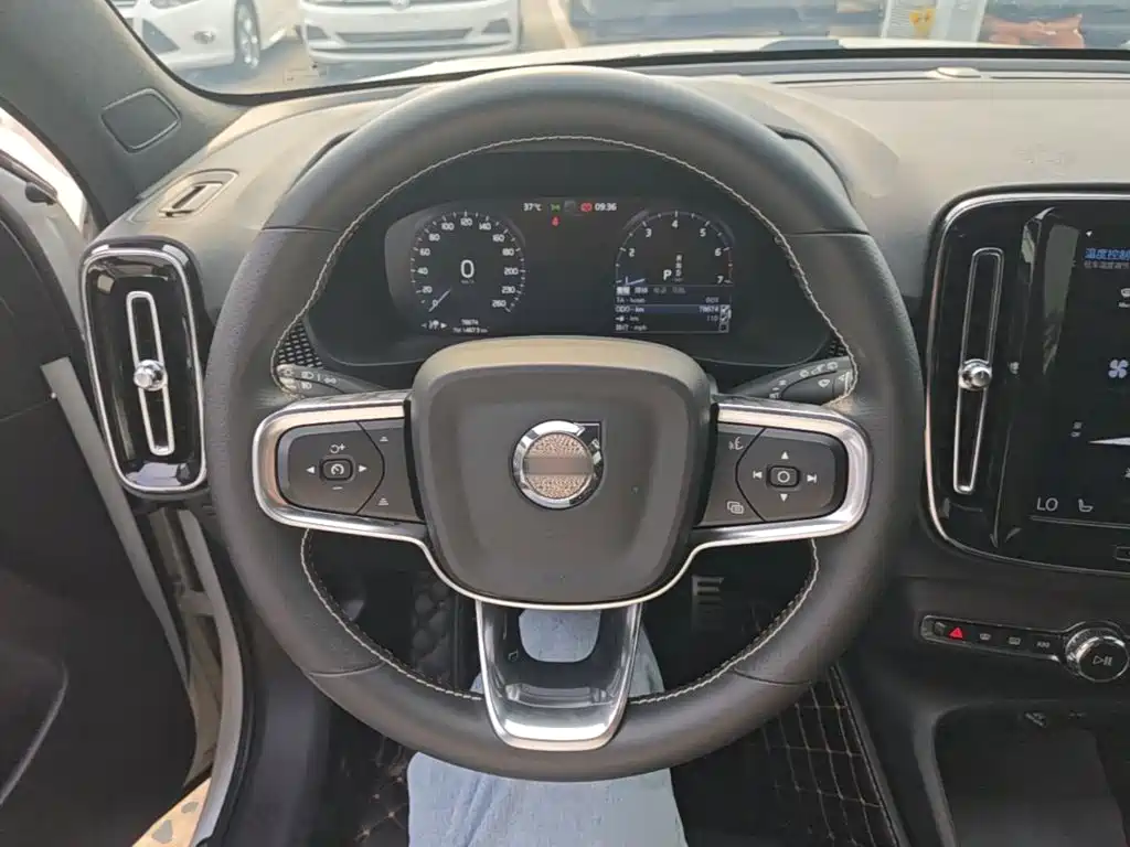 Volvo XC40 2021 — фото 11