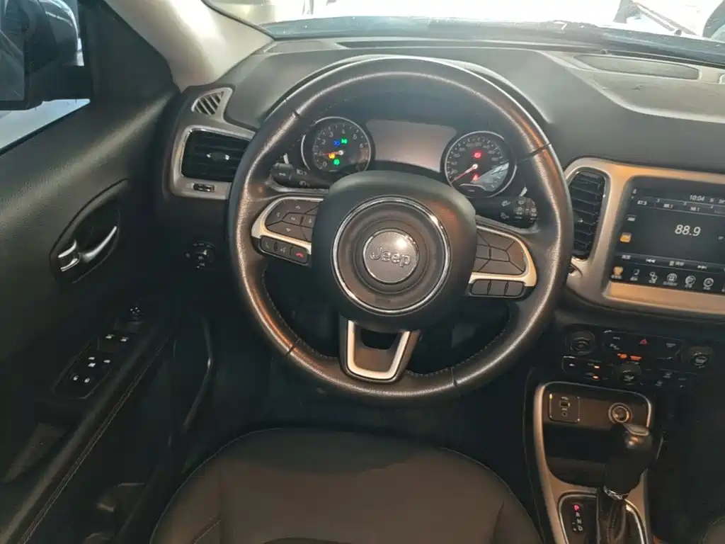 Jeep Compass 2018 — фото 11
