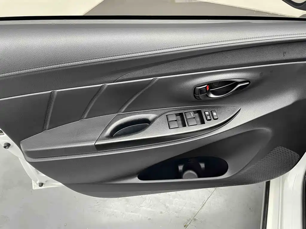Toyota Yaris L 2022 — фото 10