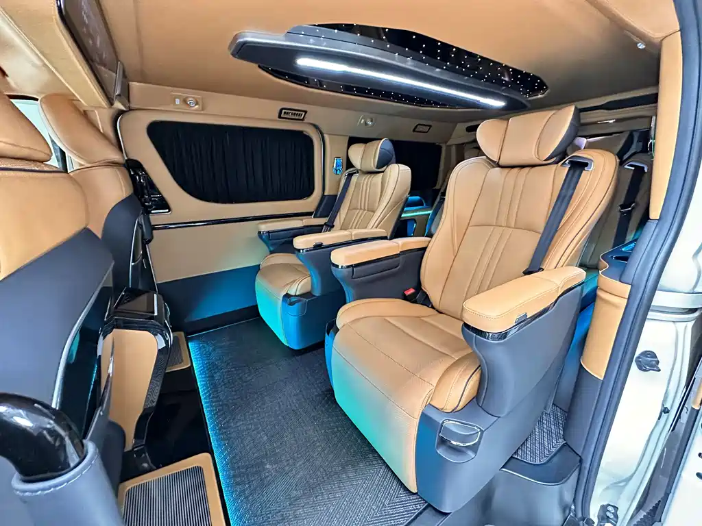 Toyota Hiace 2023 — фото 8