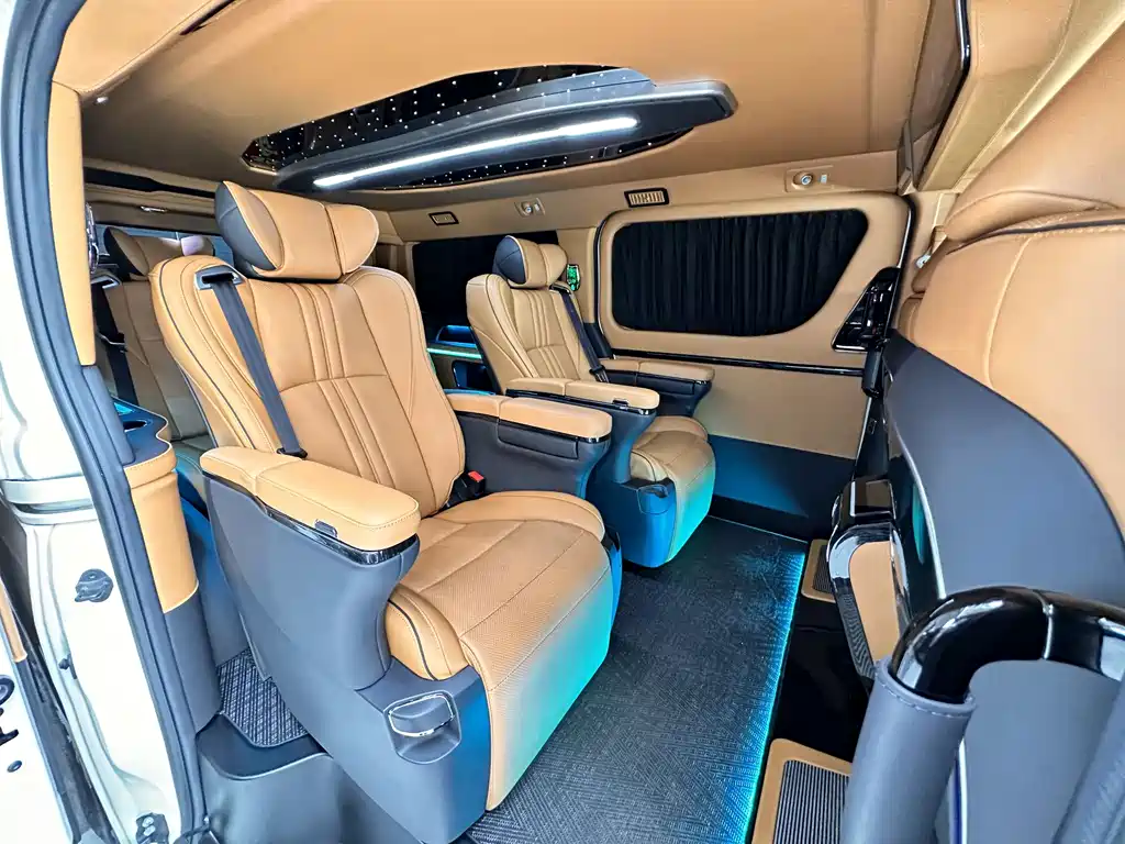 Toyota Hiace 2023 — фото 17