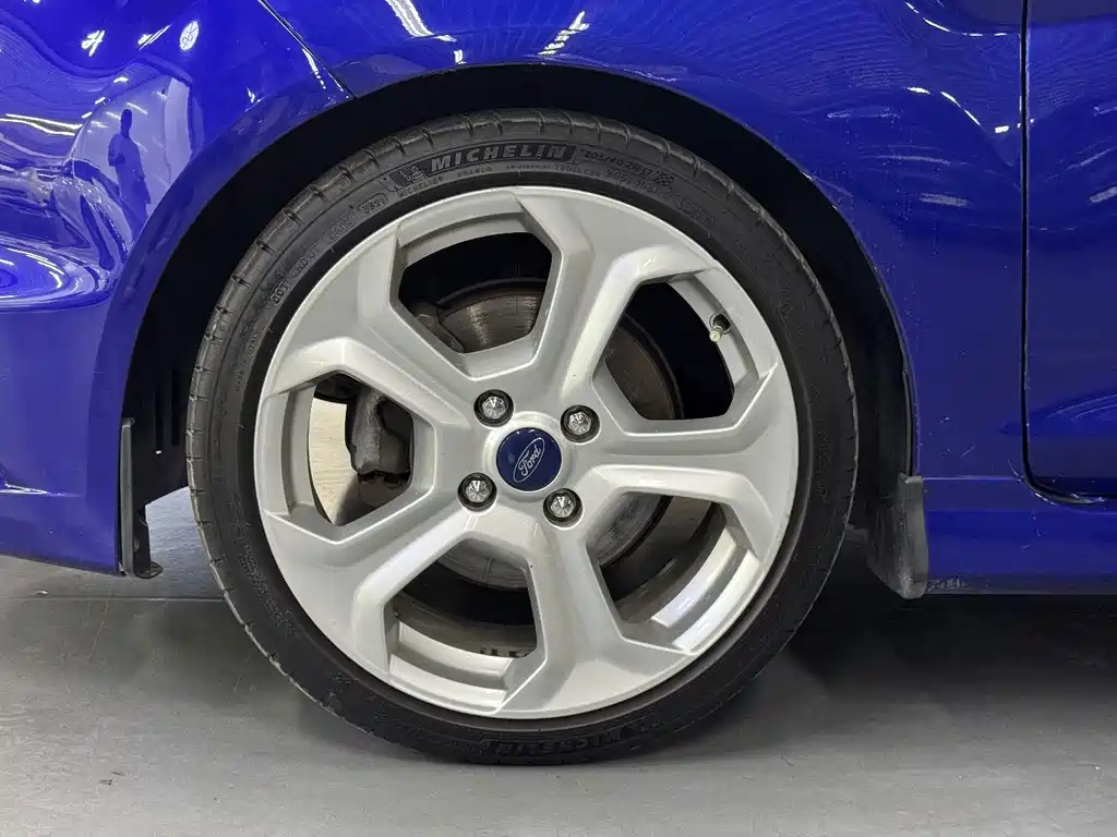 Ford Fiesta 2015 — фото 24