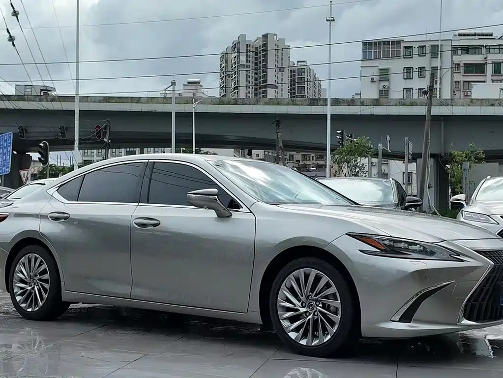 Lexus ES 2024
