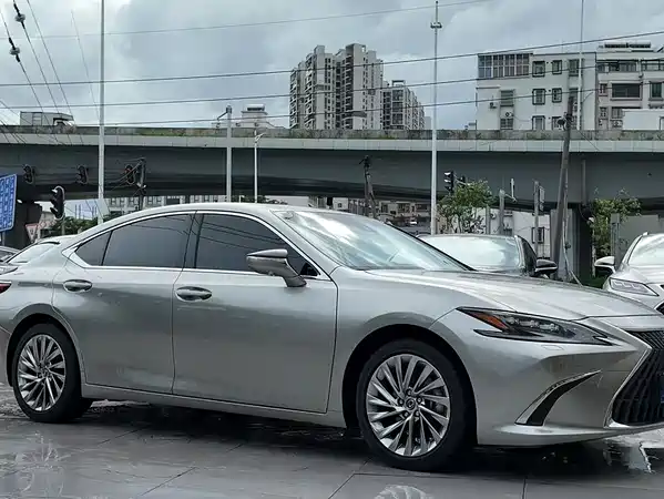 Lexus ES 2024