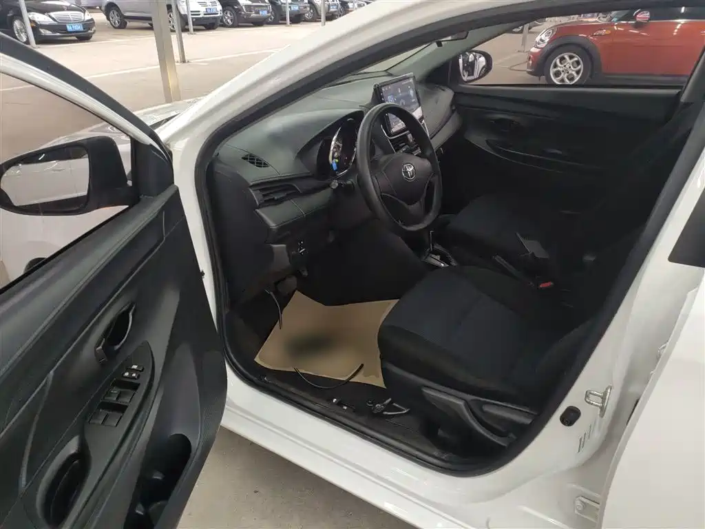 Toyota Yaris L 2021 — фото 12