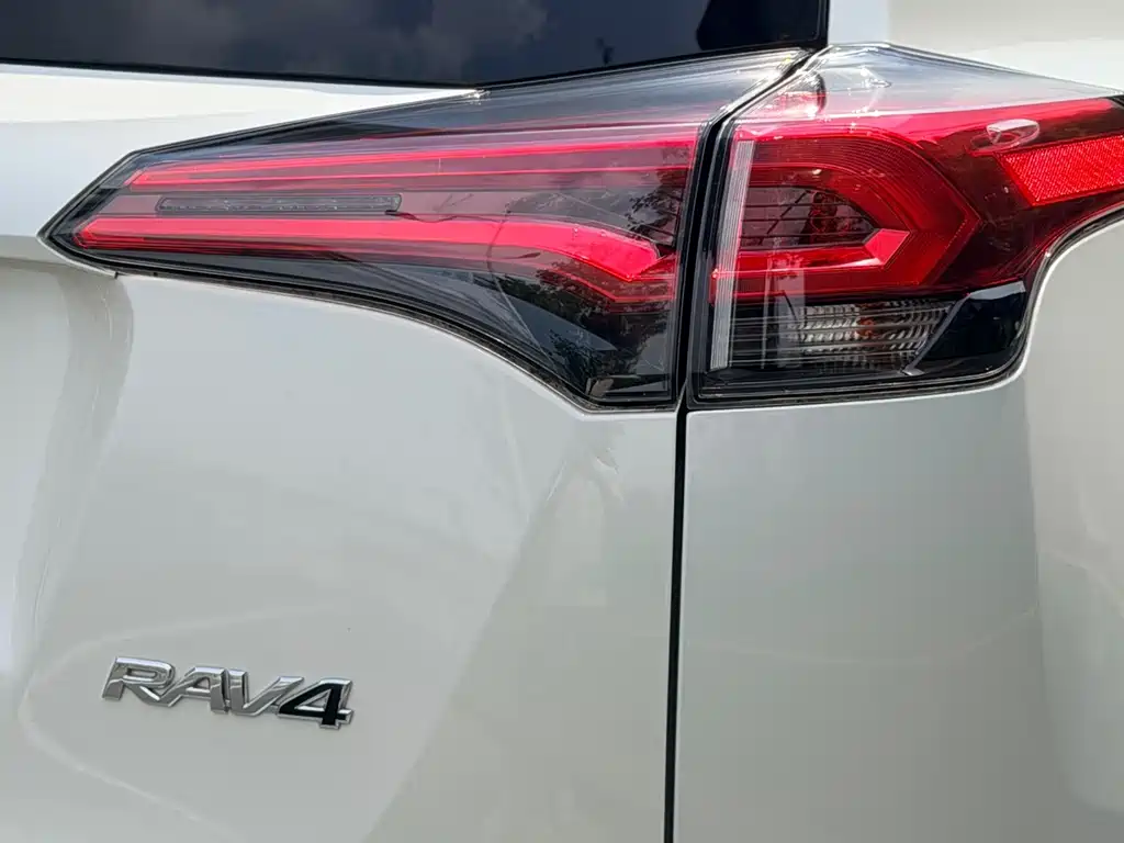 Toyota RAV4 2017 — фото 19