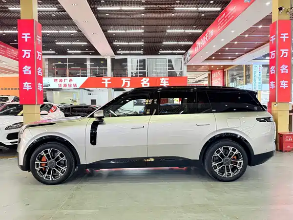 Lynk & Co 900 2025