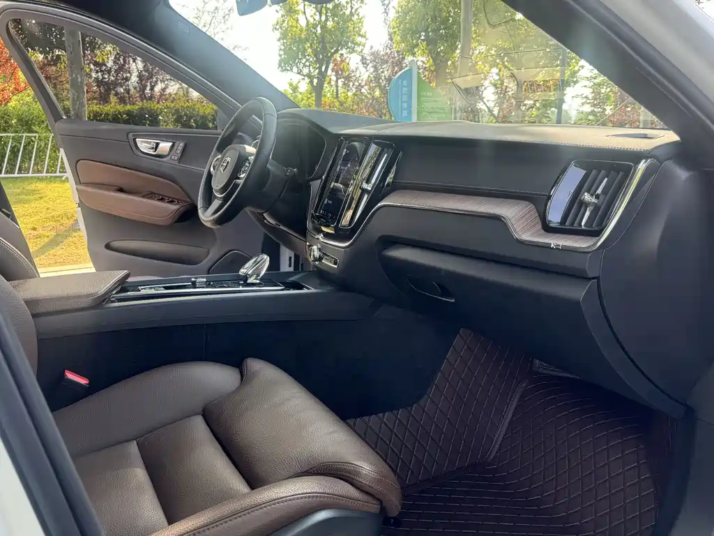 Volvo XC60 2022 — фото 10