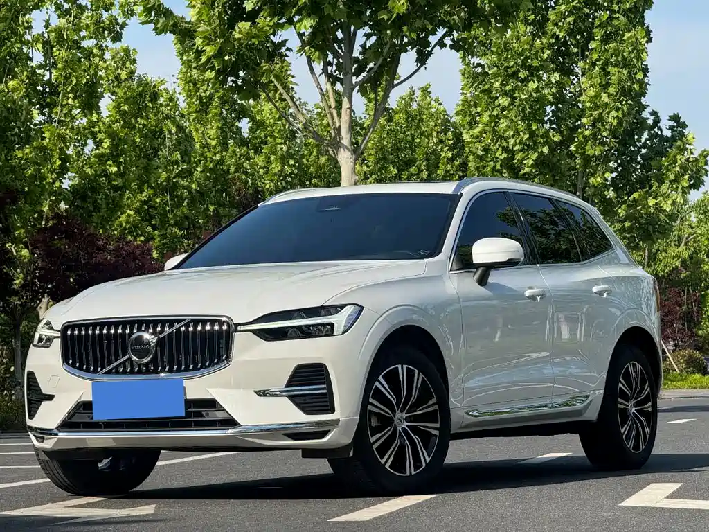 Volvo XC60 2022 — фото 1