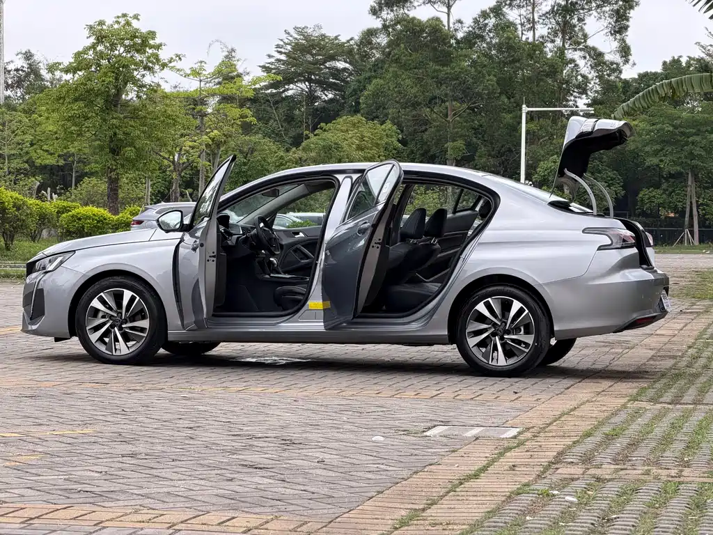 Peugeot 408 2024 — фото 25