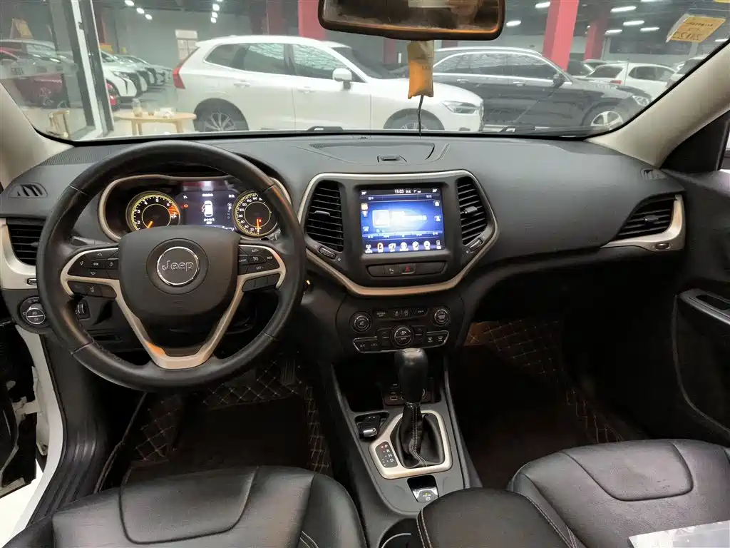 Jeep Cherokee 2019 — фото 12