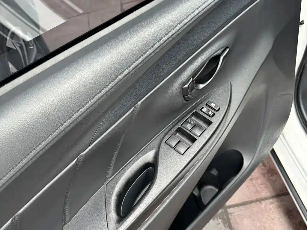 Toyota Yaris L 2022 — фото 9