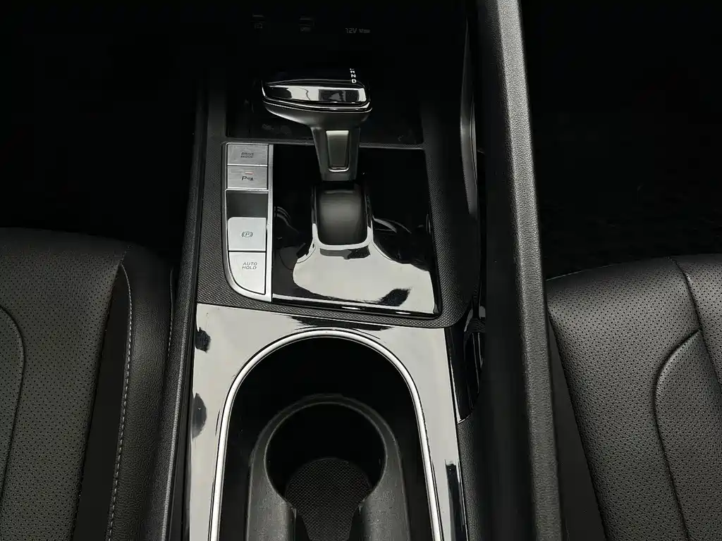 Hyundai Elantra 2023 — фото 11