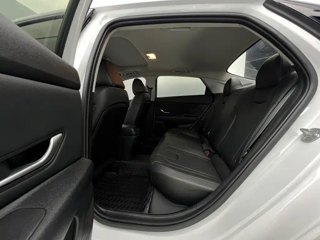 Hyundai Elantra 2023 — фото 15