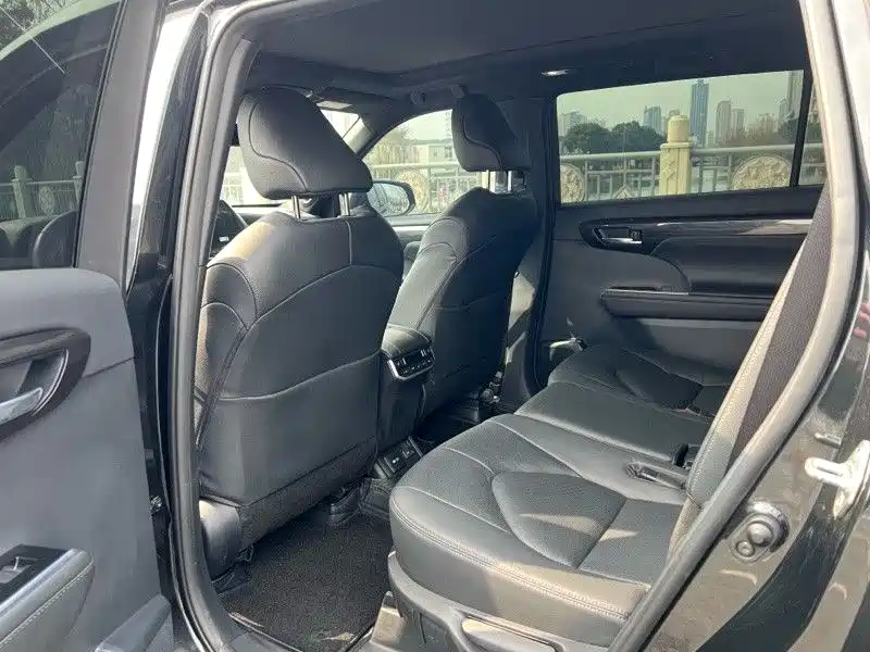 Toyota Crown Kluger 2023